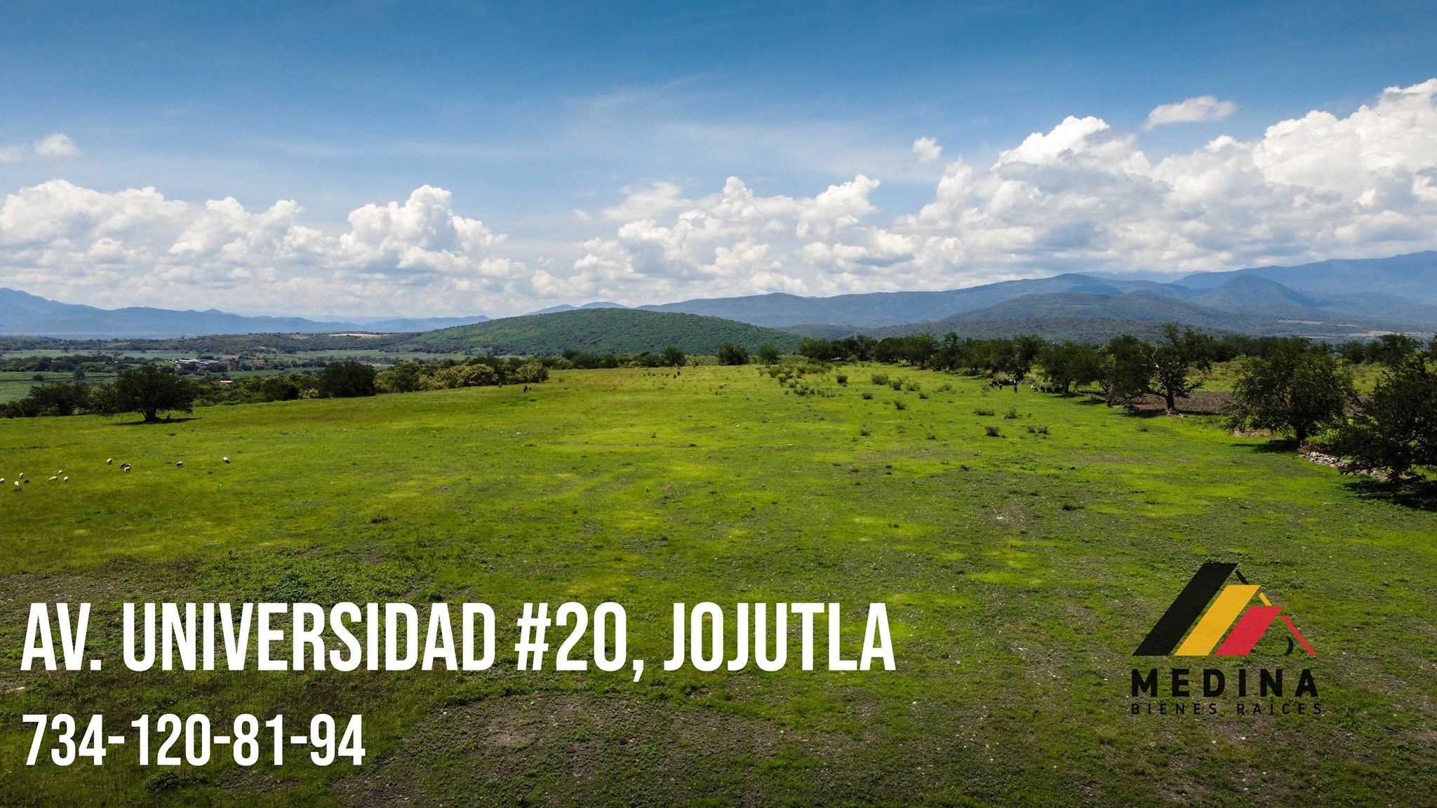 Panorámica de terreno verde con montañas en Jojutla, Morelos